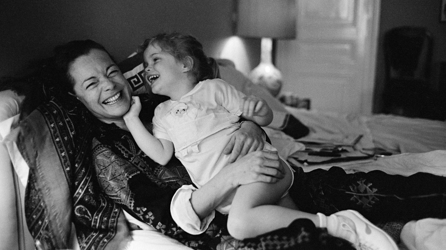 Die Mutter, die dann fehlte: Romy Schneider mit Tochter Sarah in ihrer Pariser Wohnung 1981