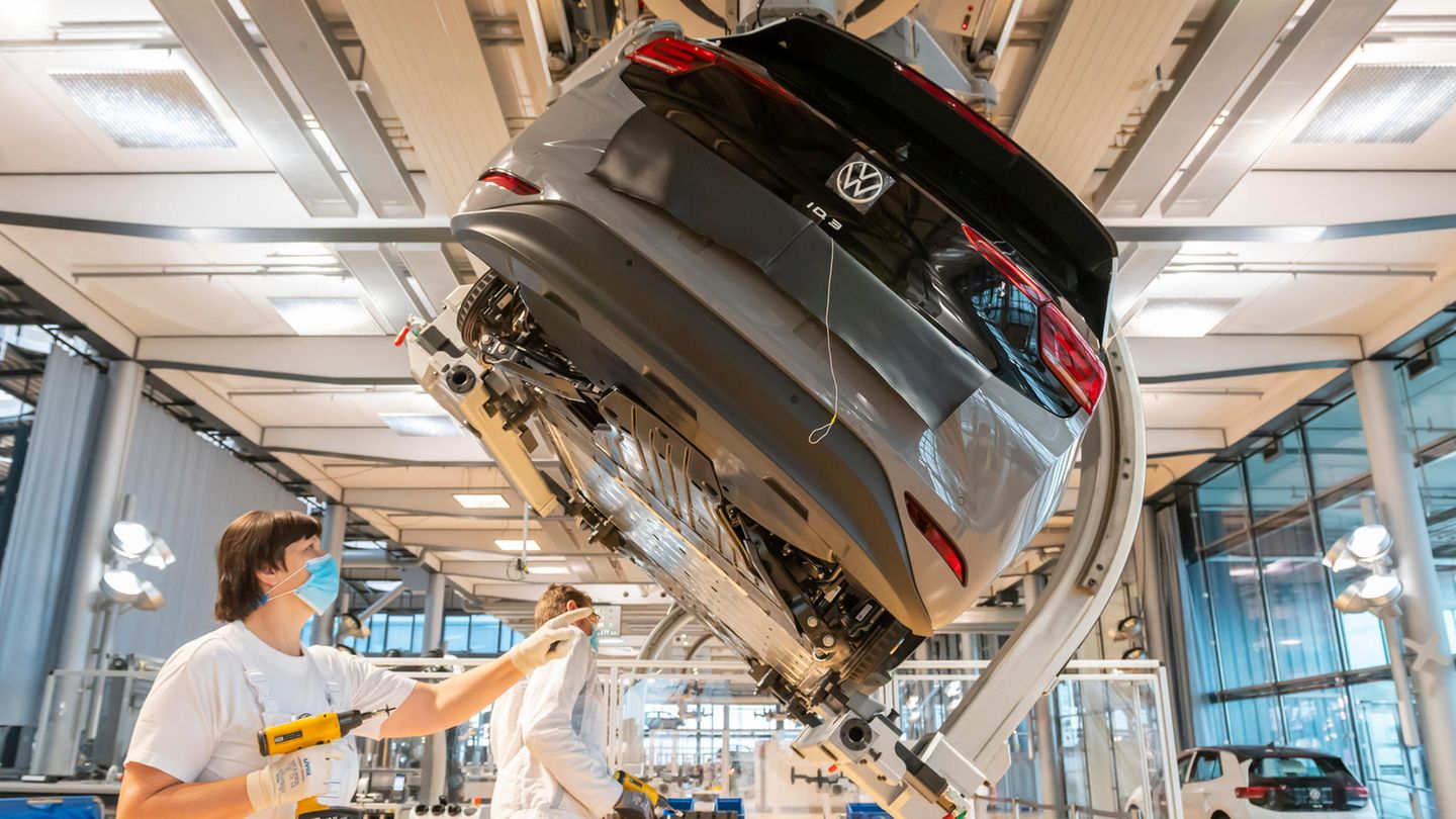 VW könnte wegen der fehlenden Halbleiter so wenig Autos produzieren wie seit Jahrzehnten nicht mehr (Symbolfoto)