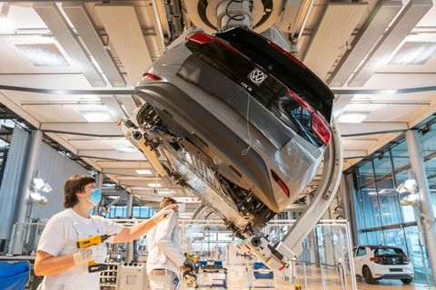 VW könnte wegen der fehlenden Halbleiter so wenig Autos produzieren wie seit Jahrzehnten nicht mehr (Symbolfoto)