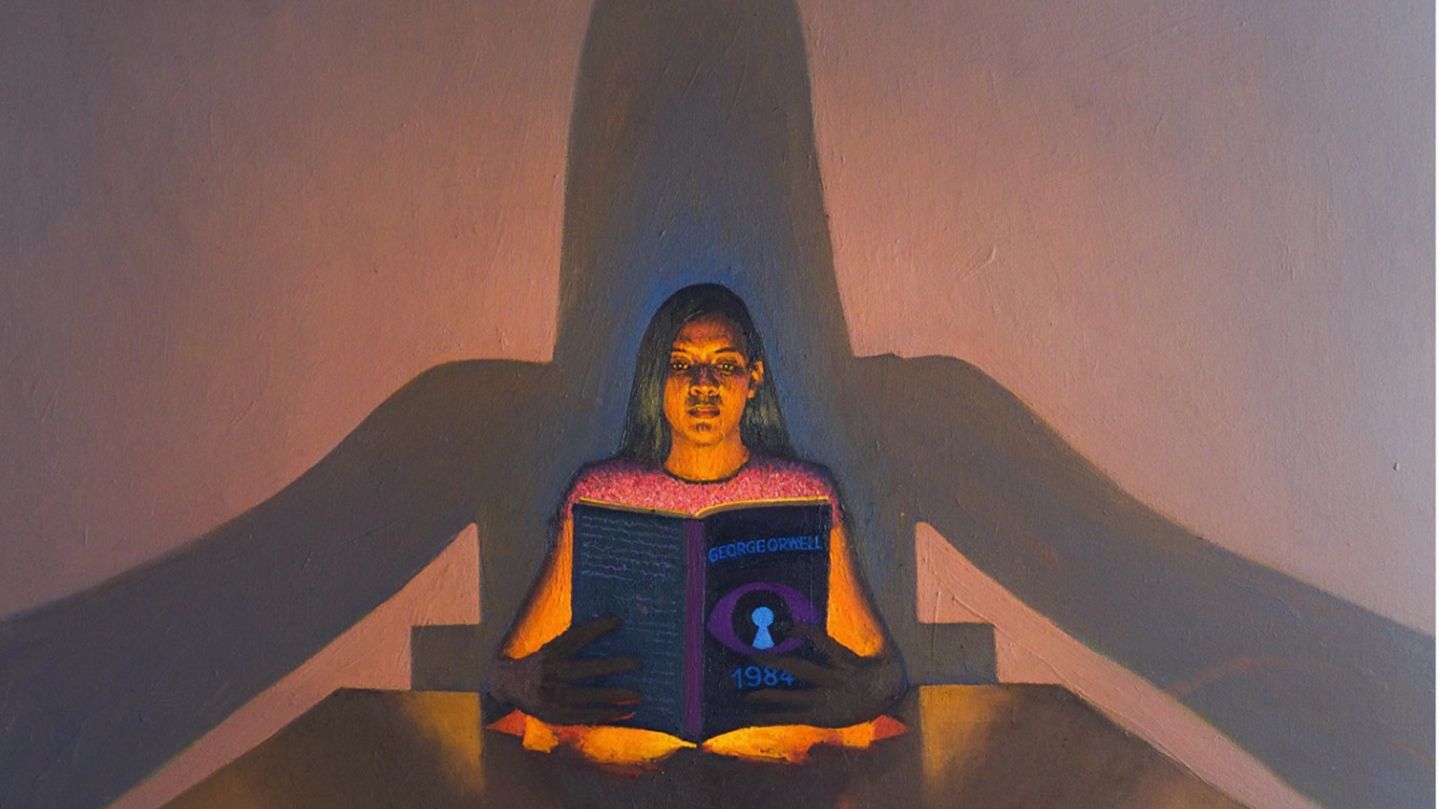 Das Modell liest während der Pandemie den dystopischen Klassiker 1984 von George Orwell.