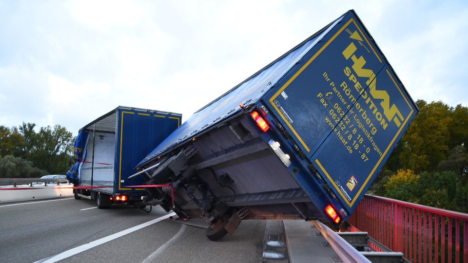 Auf der Rheinbrücke in Speyer steht ein Lastwagen quer. Die Polizei geht davon aus, dass Sturmböen den LKW umstürzten. Auf der Rheinbrücke in Speyer steht ein Lastwagen quer. Die Polizei geht davon aus, dass Sturmböen den LKW umstürzten.