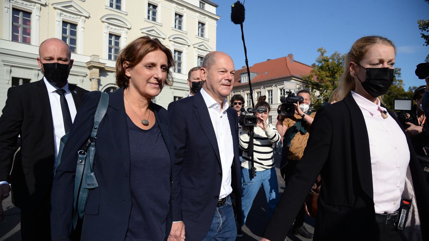 Olaf Scholz und die Politikerin Britta Ernst.