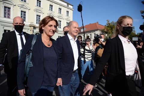 Olaf Scholz und die Politikerin Britta Ernst.