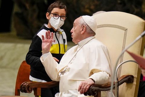 Kleiner Junge kommt Papst ziemlich nahe - und hat es auf seine Kappe abgesehen