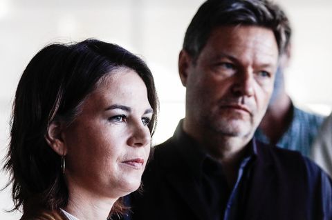 Grünen-Chefs Annalena Baerbock und Robert Habeck mit ernstem Gesicht