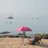 Spanien und Portugal  In den bei den Deutschen sehr beliebten Urlaubsländern ist die Corona-Lage weiterhin sehr entspannt. Die Infektionszahlen sind deutlich niedriger als in Deutschland. In Portugal lag die Zahl der Neuansteckungen pro 100.000 Einwohner und sieben Tage zuletzt um die 40, in Spanien betrug die Inzidenz sogar nur rund 20. In Deutschland war der Wert am Mittwoch mit gut 80 rund vier Mal so hoch wie in Spanien. Die Impfquoten sind zudem in beiden Ländern mit die höchsten in Europa und auch weltweit.      Im Zuge der positiven Entwicklung sind inzwischen auf der Iberischen Halbinsel fast alle Corona-Beschränkungen weggefallen. Einige Regeln müssen aber noch beachtet werden: In Spanien besteht in der Öffentlichkeit in Innenräumen und in Bussen und Bahnen weiter Maskenpflicht. Im Freien nur, wenn ein Mindestabstand von 1,5 Metern nicht eingehalten werden kann. In Portugal muss man den Mund- und Nasenschutz nur noch in öffentlichen Verkehrsmitteln, in Altersheimen, Krankenhäusern sowie in Theatern, Kinos und großen Einkaufszentren tragen. Im Freien darf die Maske abgesetzt werden.      Auch das Nachtleben ist weitgehend von Beschränkungen befreit. Für Bars, Clubs und Diskos gilt in beiden Ländern die 3G-Regel. Eintritt erhält nur, wer geimpft, genesen oder getestet ist. Zur Einreise auf dem Luft- oder Seeweg muss unterdessen weiterhin eine digitale Reiseanmeldung ausgefüllt werden. Und alle Touristen, die älter als zwölf sind, müssen einen Impf- oder Genesenennachweis vorlegen. Wer den nicht hat, ist verpflichtet, einen negativen PCR- oder Antigen-Test vorzuweisen.