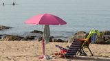 Spanien und Portugal  In den bei den Deutschen sehr beliebten Urlaubsländern ist die Corona-Lage weiterhin sehr entspannt. Die Infektionszahlen sind deutlich niedriger als in Deutschland. In Portugal lag die Zahl der Neuansteckungen pro 100.000 Einwohner und sieben Tage zuletzt um die 40, in Spanien betrug die Inzidenz sogar nur rund 20. In Deutschland war der Wert am Mittwoch mit gut 80 rund vier Mal so hoch wie in Spanien. Die Impfquoten sind zudem in beiden Ländern mit die höchsten in Europa und auch weltweit.      Im Zuge der positiven Entwicklung sind inzwischen auf der Iberischen Halbinsel fast alle Corona-Beschränkungen weggefallen. Einige Regeln müssen aber noch beachtet werden: In Spanien besteht in der Öffentlichkeit in Innenräumen und in Bussen und Bahnen weiter Maskenpflicht. Im Freien nur, wenn ein Mindestabstand von 1,5 Metern nicht eingehalten werden kann. In Portugal muss man den Mund- und Nasenschutz nur noch in öffentlichen Verkehrsmitteln, in Altersheimen, Krankenhäusern sowie in Theatern, Kinos und großen Einkaufszentren tragen. Im Freien darf die Maske abgesetzt werden.      Auch das Nachtleben ist weitgehend von Beschränkungen befreit. Für Bars, Clubs und Diskos gilt in beiden Ländern die 3G-Regel. Eintritt erhält nur, wer geimpft, genesen oder getestet ist. Zur Einreise auf dem Luft- oder Seeweg muss unterdessen weiterhin eine digitale Reiseanmeldung ausgefüllt werden. Und alle Touristen, die älter als zwölf sind, müssen einen Impf- oder Genesenennachweis vorlegen. Wer den nicht hat, ist verpflichtet, einen negativen PCR- oder Antigen-Test vorzuweisen.