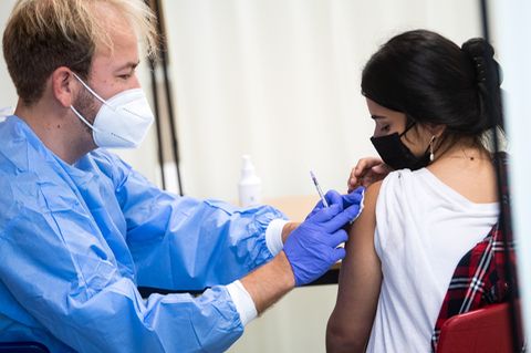 Eine Schülerin wird in Berlin gegen das Coronavirus geimpft