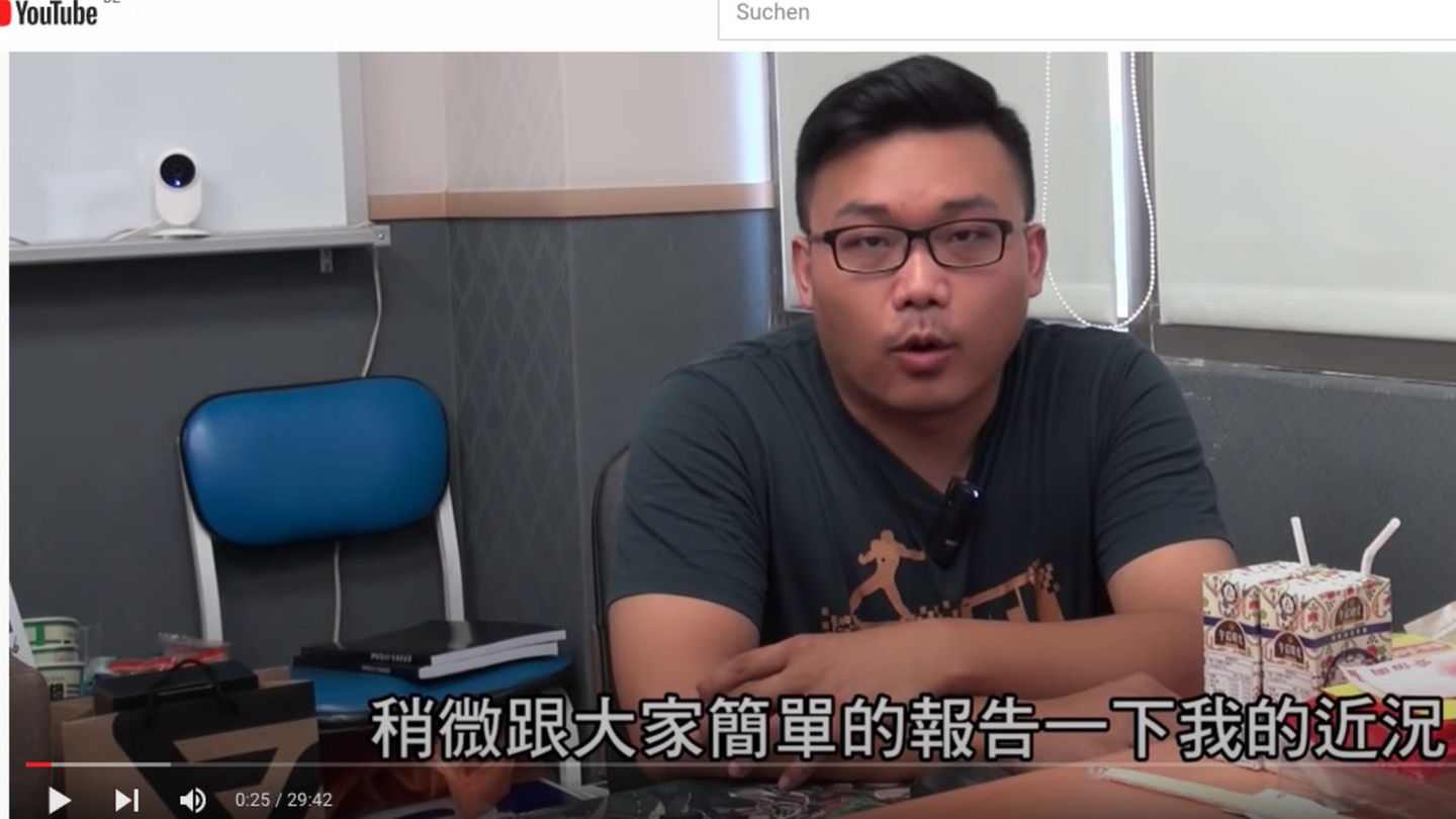 Pornhub-Lehrer Zhang Xu ist hier auf seinem Youtube-Kanal zu sehen
