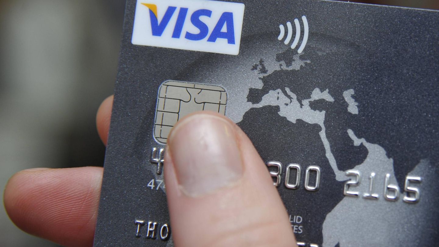 Kunden könnten die Kreditkarte von Amazon und ADAC künftig nicht mehr gebrauchen können (Symbolfoto)