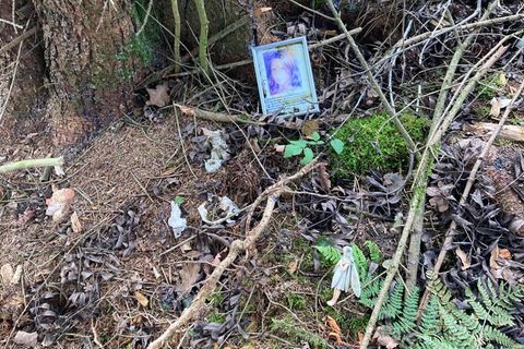 Am Fundort von Fraukes Leiche erinnert ein Foto und kleine Elfenfigur an die junge Frau