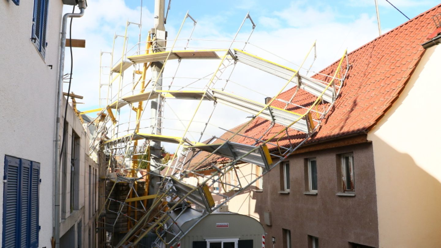 Baden-Württemberg, Ludwigsburg: Ein größeres Gerüst ist wegen des Sturms auf ein Gebäude gestürzt