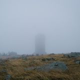 Sturmböen und dichte Wolken ziehen über den Brocken