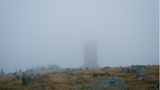 Sturmböen und dichte Wolken ziehen über den Brocken