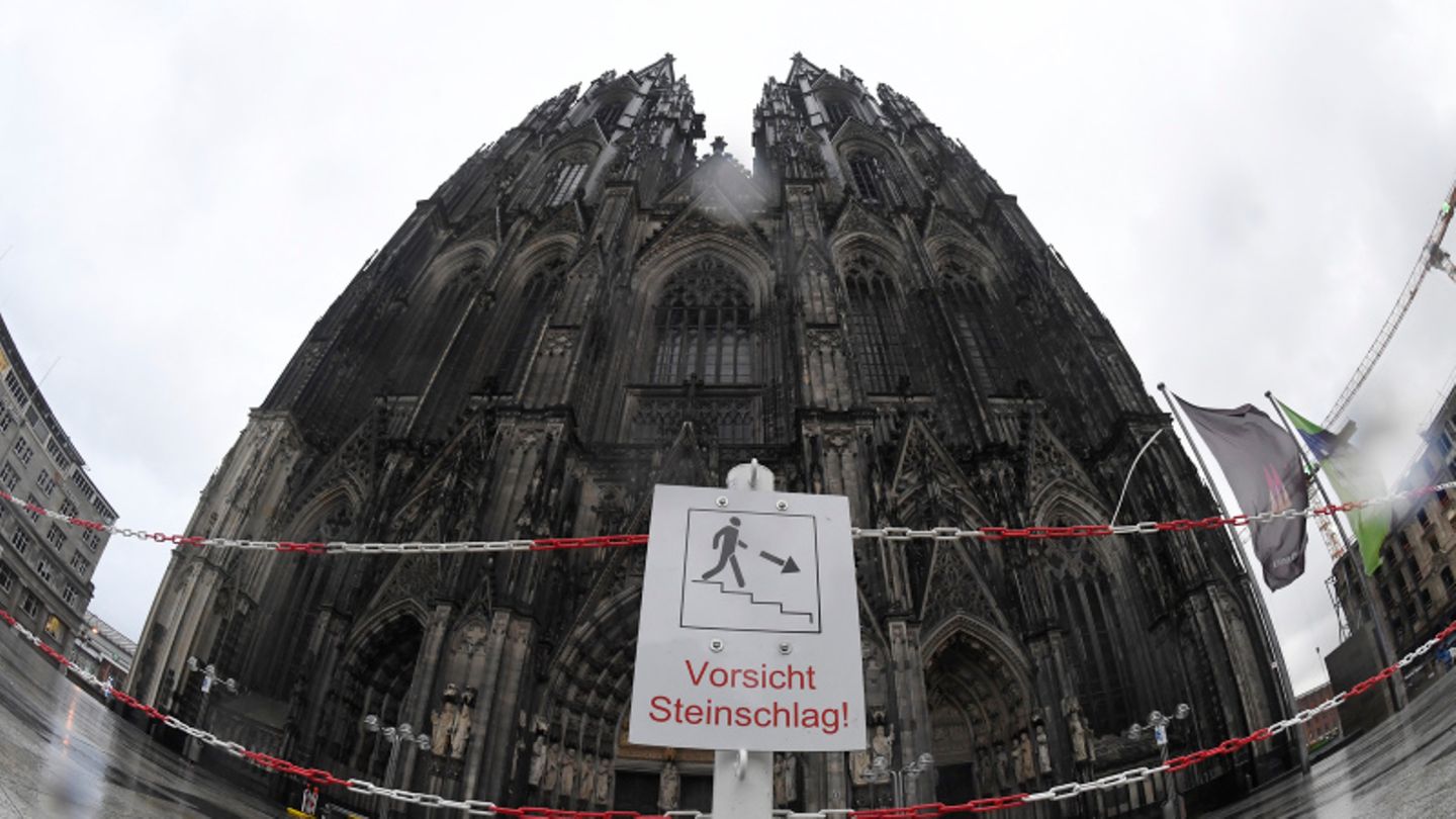 Nordrhein-Westfalen, Köln: Teile des Domvorplatzes wurden für Fußgänger gesperrt