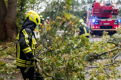 Feuerwehrmann im Einsatz, um die Straße freizuräumen