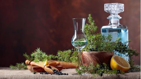 Gin Adventskalender 2022: Gin-Glas und Flaschen auf einem dekorierten Tisch