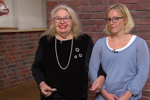Denise Bertram und Maria Reske, Enkelin und Großmutter aus Köln, stehen im Studio von Bares für Rares