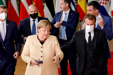 EU-Gipfel: Angela Merkel spricht mit Emmanuel Macron