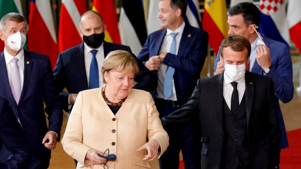 EU-Gipfel: Angela Merkel spricht mit Emmanuel Macron