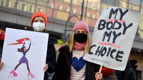 Zwei Protestlerinnen nehmen an einer Demonstrationen gegen das Abtreibungsverbot in Polen teil