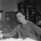 Die Duldsame: Cecilia Payne  "Ich hole für Dich die Sterne vom Himmel" sagen Männer gern im Liebestaumel. Doch woraus die Dinger bestehen, war ihnen noch bis knapp vor 100 Jahren nicht klar, das musste erst eine Frau herausfinden, und die hieß Cecilia Payne. Bis in die 1920 Jahre galt es als wissenschaftlich erwiesen, dass Sterne im Wesentlichen aus den gleichen Elementen wie Planeten bestehen. In Großbritannien als Tochter deutscher Eltern geboren und dann in die USA ausgewandert studierte Cecilia Payne an der Cambridge University in den USA Astronomie, da die Uni Frauen jedoch keinen akademischen Grad zuerkannte, wechselte sie für ihre Doktorarbeit an das Observatorium der Havard-Universität. Mit Hilfe der Spektral-Analyse wies sie nach, dass die Sonne hauptsächlich aus Wasserstoff und Helium besteht. Eine wissenschaftliche Sensation und ein Meilenstein der modernen Astronomie. Auf Druck ihres Doktorvaters musste sie ihr Ergebnis jedoch widerrufen. Er traute der Arbeit nicht, es schien ihm zu fantastisch. Payne sagte später, dass sie die Erniedrigung hingenommen habe, weil ihr Doktorvater einen so großen Einfluss auf die Astronomie in den USA hatte, dass jeder Widerspruch wissenschaftlichen Selbstmord bedeutete. Erst als Nachmessungen die Ergebnisse zwei Jahre später bestätigten, erhielt ihre Doktorarbeit die Auszeichnung "brillant". 1956 wurde Cecilia Payne die erste weibliche Professorin für Astronomie an der Havard University.