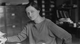 Die Duldsame: Cecilia Payne  "Ich hole für Dich die Sterne vom Himmel" sagen Männer gern im Liebestaumel. Doch woraus die Dinger bestehen, war ihnen noch bis knapp vor 100 Jahren nicht klar, das musste erst eine Frau herausfinden, und die hieß Cecilia Payne. Bis in die 1920 Jahre galt es als wissenschaftlich erwiesen, dass Sterne im Wesentlichen aus den gleichen Elementen wie Planeten bestehen. In Großbritannien als Tochter deutscher Eltern geboren und dann in die USA ausgewandert studierte Cecilia Payne an der Cambridge University in den USA Astronomie, da die Uni Frauen jedoch keinen akademischen Grad zuerkannte, wechselte sie für ihre Doktorarbeit an das Observatorium der Havard-Universität. Mit Hilfe der Spektral-Analyse wies sie nach, dass die Sonne hauptsächlich aus Wasserstoff und Helium besteht. Eine wissenschaftliche Sensation und ein Meilenstein der modernen Astronomie. Auf Druck ihres Doktorvaters musste sie ihr Ergebnis jedoch widerrufen. Er traute der Arbeit nicht, es schien ihm zu fantastisch. Payne sagte später, dass sie die Erniedrigung hingenommen habe, weil ihr Doktorvater einen so großen Einfluss auf die Astronomie in den USA hatte, dass jeder Widerspruch wissenschaftlichen Selbstmord bedeutete. Erst als Nachmessungen die Ergebnisse zwei Jahre später bestätigten, erhielt ihre Doktorarbeit die Auszeichnung "brillant". 1956 wurde Cecilia Payne die erste weibliche Professorin für Astronomie an der Havard University.