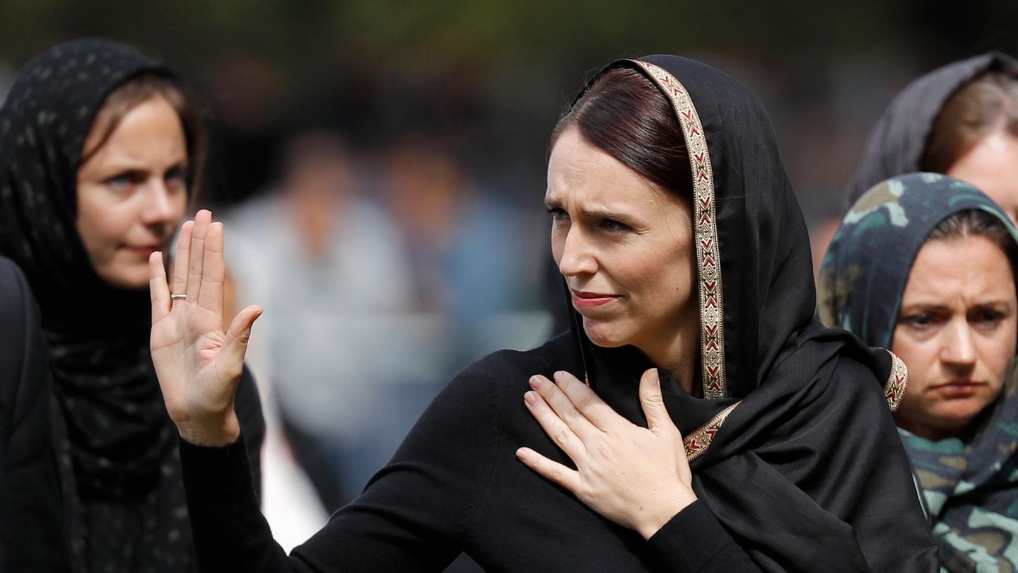 Vorbild Frau: Die ruhig, aber Entschlossene: Jacinda Ardern Bei Terroranschlägen im eigenen Land erwartet die Bevölkerung von der Regierungsspitze eine Reaktion, eine Linie, Worte der Ermutigung. Männer poltern dann häufig, wollen die Terroristen zur Strecke bringen, betonen die Grausamkeit der Tat, benennen die Täter. Oft bleibt am Ende eher der Name des Täters in den Köpfen als die der Opfer. Genau das war das Ziel jenes Mannes, der am 15. März 2019 in Neuseeland in zwei Moscheen eindrang und 51 Menschen bei ihrem Freitagsgebet erschoss. Es war der blutigste Terrorakt in Neuseeland überhaupt. Und er filmte es. Er wollte Ruhm. Und genau das versagte die Premierministerin von Neuseeland Jacinda Ardern ihm. Unmittelbar nach der Tat sagte sie: "Er ist ein Terrorist. Er ist ein Verbrecher. Er ist ein Extremist. Aber er wird, wenn ich spreche, namenlos bleiben. Ich appelliere an Sie alle: Nennen Sie die Namen der Opfer. Nicht den Namen jenes Mannes, der ihnen das Leben geraubt hat. Er wollte zur Legende werden. Aber wir in Neuseeland werden ihm nichts geben. Nicht einmal seinen Namen." Die Bestimmtheit, das Mitgefühl und die Weisheit dieser Worte machen die neuseeländische Staatschefin weltbekannt und für viele zu einem Vorbild. Die ruhig, aber Entschlossene: Jacinda Ardern Bei Terroranschlägen im eigenen Land erwartet die Bevölkerung von der Regierungsspitze eine Reaktion, eine Linie, Worte der Ermutigung. Männer poltern dann häufig, wollen die Terroristen zur Strecke bringen, betonen die Grausamkeit der Tat, benennen die Täter. Oft bleibt am Ende eher der Name des Täters in den Köpfen als die der Opfer. Genau das war das Ziel jenes Mannes, der am 15. März 2019 in Neuseeland in zwei Moscheen eindrang und 51 Menschen bei ihrem Freitagsgebet erschoss. Es war der blutigste Terrorakt in Neuseeland überhaupt. Und er filmte es. Er wollte Ruhm. Und genau das versagte die Premierministerin von Neuseeland Jacinda Ardern ihm. Unmittelbar nach der Tat sagte sie: "Er ist ein Terrorist. Er ist ein Verbrecher. Er ist ein Extremist. Aber er wird, wenn ich spreche, namenlos bleiben. Ich appelliere an Sie alle: Nennen Sie die Namen der Opfer. Nicht den Namen jenes Mannes, der ihnen das Leben geraubt hat. Er wollte zur Legende werden. Aber wir in Neuseeland werden ihm nichts geben. Nicht einmal seinen Namen." Die Bestimmtheit, das Mitgefühl und die Weisheit dieser Worte machen die neuseeländische Staatschefin weltbekannt und für viele zu einem Vorbild.