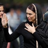 Die ruhig, aber Entschlossene: Jacinda Ardern  Bei Terroranschlägen im eigenen Land erwartet die Bevölkerung von der Regierungsspitze eine Reaktion, eine Linie, Worte der Ermutigung. Männer poltern dann häufig, wollen die Terroristen zur Strecke bringen, betonen die Grausamkeit der Tat, benennen die Täter. Oft bleibt am Ende eher der Name des Täters in den Köpfen als die der Opfer. Genau das war das Ziel jenes Mannes, der am 15. März 2019 in Neuseeland in zwei Moscheen eindrang und 51 Menschen bei ihrem Freitagsgebet erschoss. Es war der blutigste Terrorakt in Neuseeland überhaupt. Und er filmte es. Er wollte Ruhm. Und genau das versagte die Premierministerin von Neuseeland Jacinda Ardern ihm. Unmittelbar nach der Tat sagte sie: "Er ist ein Terrorist. Er ist ein Verbrecher. Er ist ein Extremist. Aber er wird, wenn ich spreche, namenlos bleiben. Ich appelliere an Sie alle: Nennen Sie die Namen der Opfer. Nicht den Namen jenes Mannes, der ihnen das Leben geraubt hat. Er wollte zur Legende werden. Aber wir in Neuseeland werden ihm nichts geben. Nicht einmal seinen Namen."  Die Bestimmtheit, das Mitgefühl und die Weisheit dieser Worte machen die neuseeländische Staatschefin weltbekannt und für viele zu einem Vorbild.