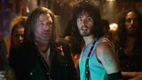 "Rock of Ages" heißt die Musicalverfilmung aus dem Jahr 2012, in der Baldwin einen Nachtclubbesitzer spielte – mit scheußlicher Frisur.