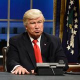 Die Wahl von Donald Trump zum US-Präsidenten beflügelte auch Baldwins Karriere: Ab 2016 imitierte er den Politiker in der Comedy-Show "Saturday Night Live". Und das so gut, dass die dominikanische Zeitung "El Nacional" im Februar 2017 einen Artikel über Trump versehentlich mit Baldwin bebilderte.