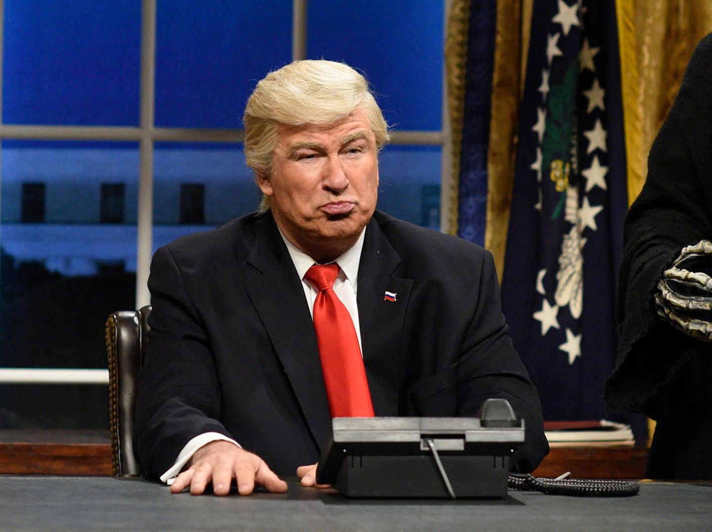 Die Wahl von Donald Trump zum US-Präsidenten beflügelte auch Baldwins Karriere: Ab 2016 imitierte er den Politiker in der Comedy-Show "Saturday Night Live". Und das so gut, dass die dominikanische Zeitung "El Nacional" im Februar 2017 einen Artikel über Trump versehentlich mit Baldwin bebilderte.