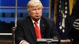 Die Wahl von Donald Trump zum US-Präsidenten beflügelte auch Baldwins Karriere: Ab 2016 imitierte er den Politiker in der Comedy-Show "Saturday Night Live". Und das so gut, dass die dominikanische Zeitung "El Nacional" im Februar 2017 einen Artikel über Trump versehentlich mit Baldwin bebilderte.