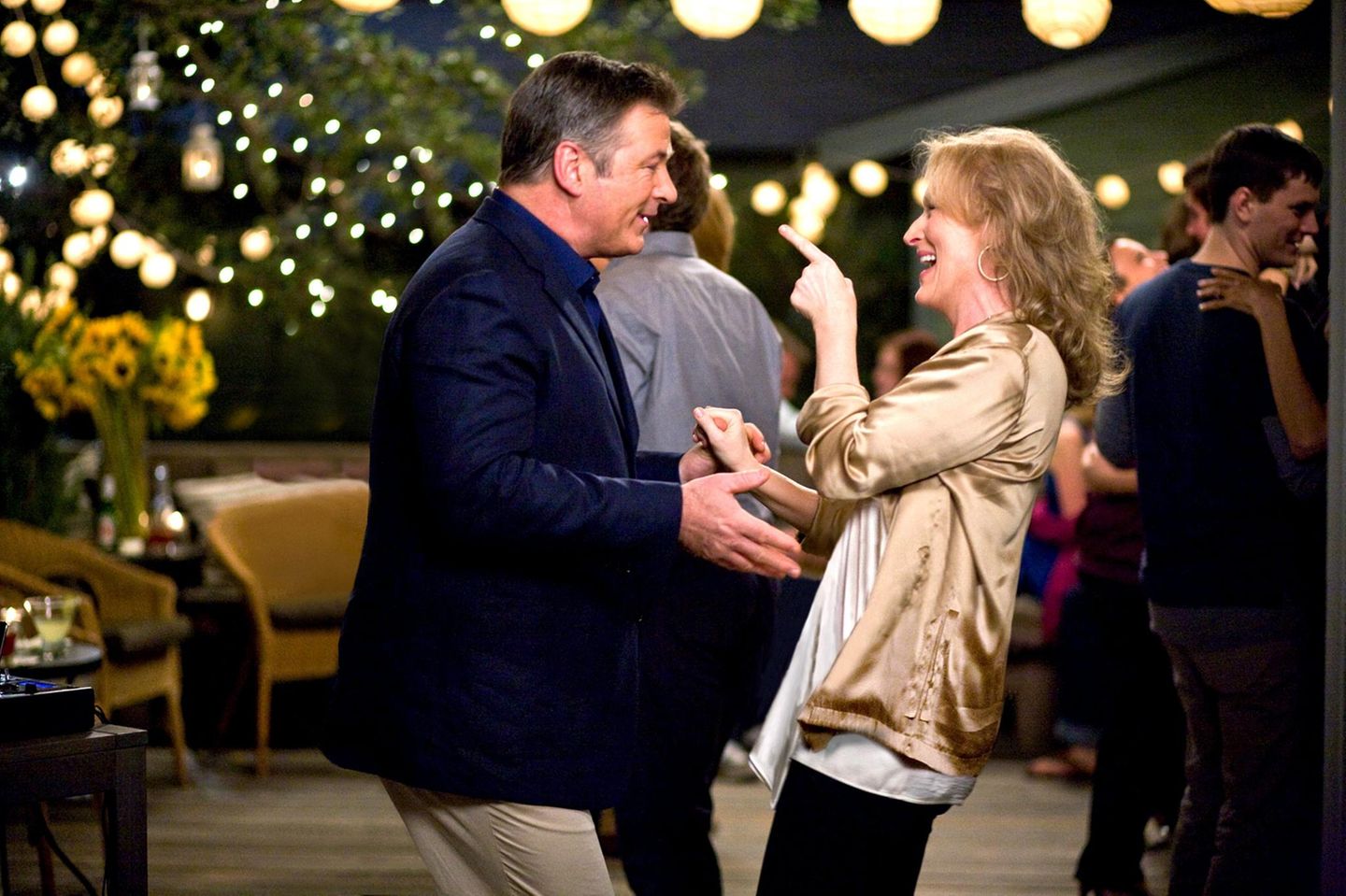 Alec Baldwin alterte gut und so bekam er auch jenseits der 50 noch Rollen, in denen er einen attraktiven Mann spielen durfte. In der Liebeskomödie "Wenn Liebe so einfach wäre" gab er 2009 den geschiedenen Ex-Mann von Meryl Streep, der sich nach vielen Jahren noch einmal in seine frühere Frau verliebt.