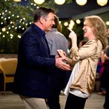 Alec Baldwin alterte gut und so bekam er auch jenseits der 50 noch Rollen, in denen er einen attraktiven Mann spielen durfte. In der Liebeskomödie "Wenn Liebe so einfach wäre" gab er 2009 den geschiedenen Ex-Mann von Meryl Streep, der sich nach vielen Jahren noch einmal in seine frühere Frau verliebt.
