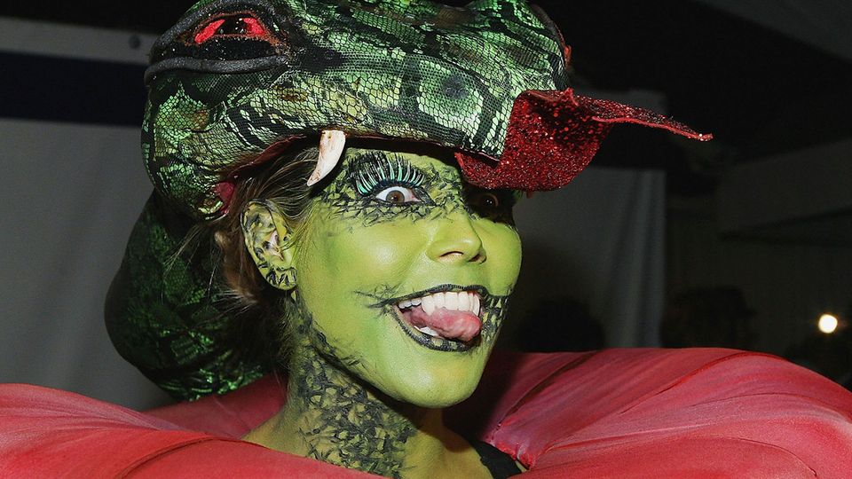 Heidi Klum: Supermodel gibt gruseligen Einblick in ihr nächstes Halloween-Kostüm Heidi Klum mit aufwendiger Schminke als Schlange verkleidet.