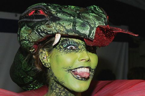 Heidi Klum mit aufwendiger Schminke als Schlange verkleidet.