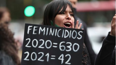 Eine Frau nimmt an einem Protest am Internationalen Frauentag teil