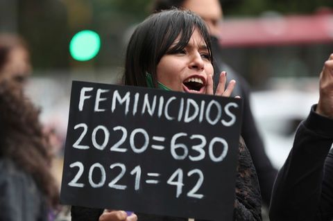 Eine Frau nimmt an einem Protest am Internationalen Frauentag teil