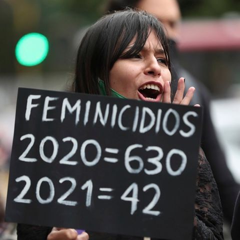 Eine Frau nimmt an einem Protest am Internationalen Frauentag teil