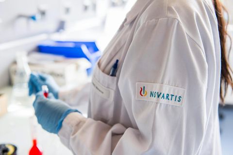 Labormitarbeiterin von Novartis