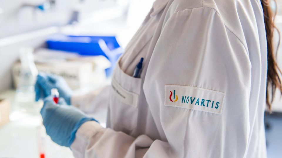 Labormitarbeiterin von Novartis