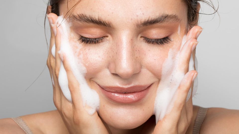 Vorzeitiger Hautalterung vorbeugen: Haut reinigen