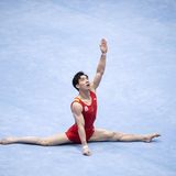 Gewonnen hat er: Zhang Boheng. Mit 87,981 Punkten gewann der 21-Jährige das Finale. Hier tritt der Chinese im Mehrkampffinale der Männer an. 