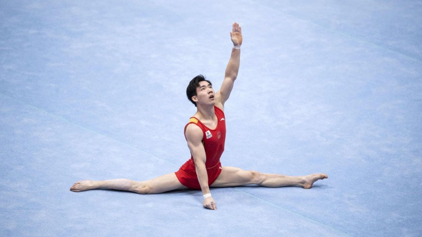 Gewonnen hat er: Zhang Boheng. Mit 87,981 Punkten gewann der 21-Jährige das Finale. Hier tritt der Chinese im Mehrkampffinale der Männer an. 