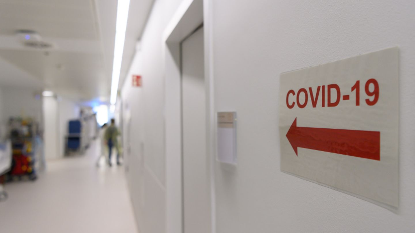 Ein Schild mit der Aufschrift "Covid-19" und einem Pfeil verweist auf die Corona-Intensivstation des Krankenhauses.