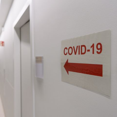 Ein Schild mit der Aufschrift "Covid-19" und einem Pfeil verweist auf die Corona-Intensivstation des Krankenhauses.