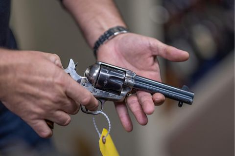 Requisiten-Waffen wie diese werden an Filmsets wie scharfe Waffen behandelt