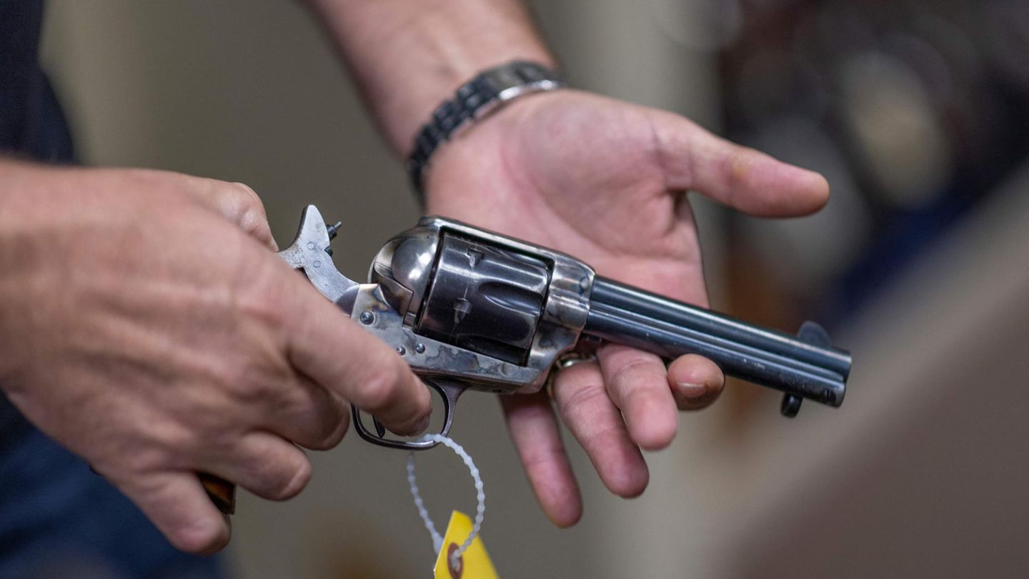 Alec Baldwin’s killing shot: what role does the weapon master play?