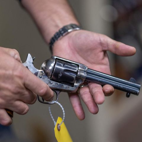 Requisiten-Waffen wie diese werden an Filmsets wie scharfe Waffen behandelt